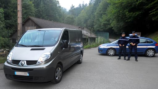 Des gendarmes sur les lieux de la tuerie, le 6 septembre 2012, deux jours après le drame.