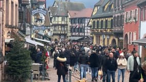 La foule de visiteurs au marché de Noël de Kaysersberg (Haut-Rhin) en décembre 2023.