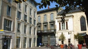 Un ensemble d'immeubles anciens rénovés sur la place Camille Julian à Bordeaux.