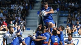 Les Castrais en conquête sur une touche maîtrisée par Ryno Pieterse lors de la réception de Pau en Top 14, le 4 septembre 2021  