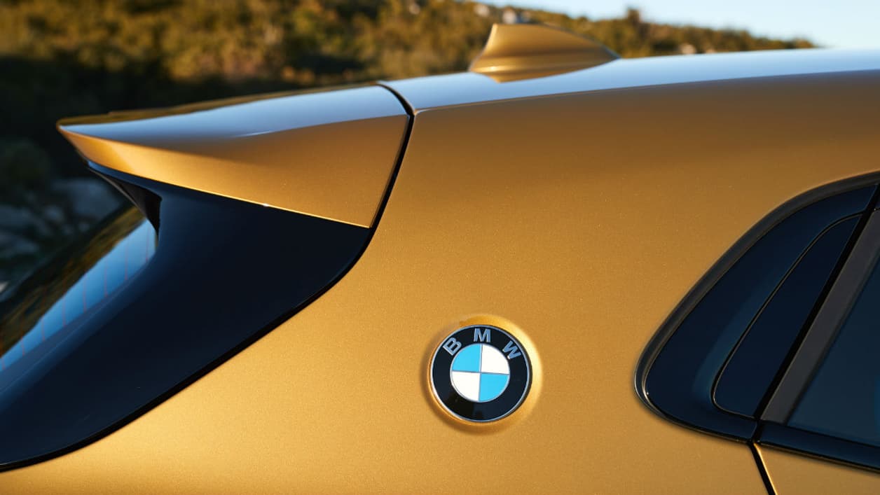 Avec des badges sur les montants de custode, le logo est présent 8 fois au total sur ce X2