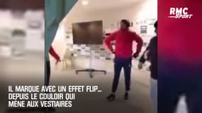 Il marque avec un effet flip... depuis le couloir qui mène aux vestiaires