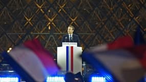 Le président Emmanuel Macron devant la Pyramide du Louvre après sa victoire à la présidentielle, le 7 mai 2017
