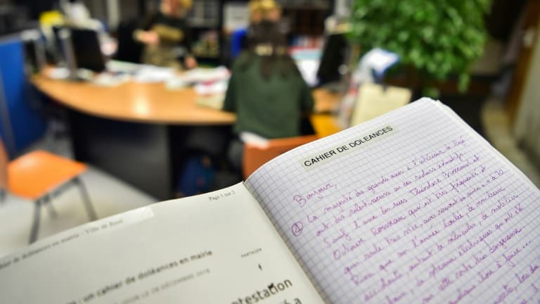 Un cahier de doléances à la mairie de Rezé, en Loire-Atlantique, le 16 janvier 2019, en marge du "Grand débat national", en réponse au mouvement de protestation des gilets jaunes Un cahier de doléances à la mairie de Rezé, en Loire-Atlantique, le 16 janvier 2019, en marge du "Grand débat national", en réponse au mouvement de protestation des gilets jaunes