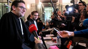 Stephane Daquo et Marc Bailly, les avocats de Willy Bardon, parlent aux journalistes au tribunal d'Amiens le 21 novembre 2019