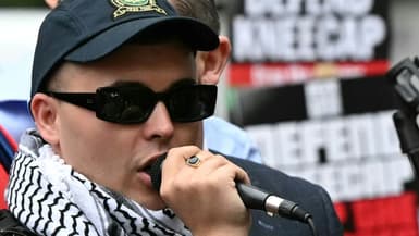 Mo Chara, membre du groupe de rap irlandais Kneecap, s'adresse à ses supporters devant le tribunal de première instance de Westminster à Londres, le 20 août 2025