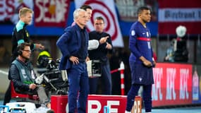 Didier Deschamps et Kylian Mbappé avec l'équipe de France, en 2022.