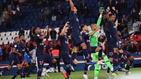 Les joueurs du PSG saluent leurs supporters