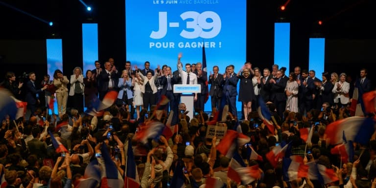 Le président du RN et tête de liste aux européennes, Jordan Bardella (c) et la cheffe de file des députés du Rassemblement national, Marine Le Pen (c,d) lors d'un meeting de campagne, le 1er mai 2024 à Perpignan, dans les Pyrénées-Orientales