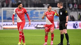 L'arbitre de Ligue 1 Willy Delajod, avec le capitaine de Monaco Wissam Ben Yedder et le défenseur Guillermo Maripan, lors de OM-Monaco, le 27 janvier 2024 