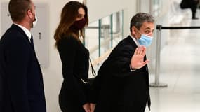 Nicolas Sarkozy, accompagné de son épouse Carla Bruni, quitte le tribunal de Paris le 9 décembre 2020