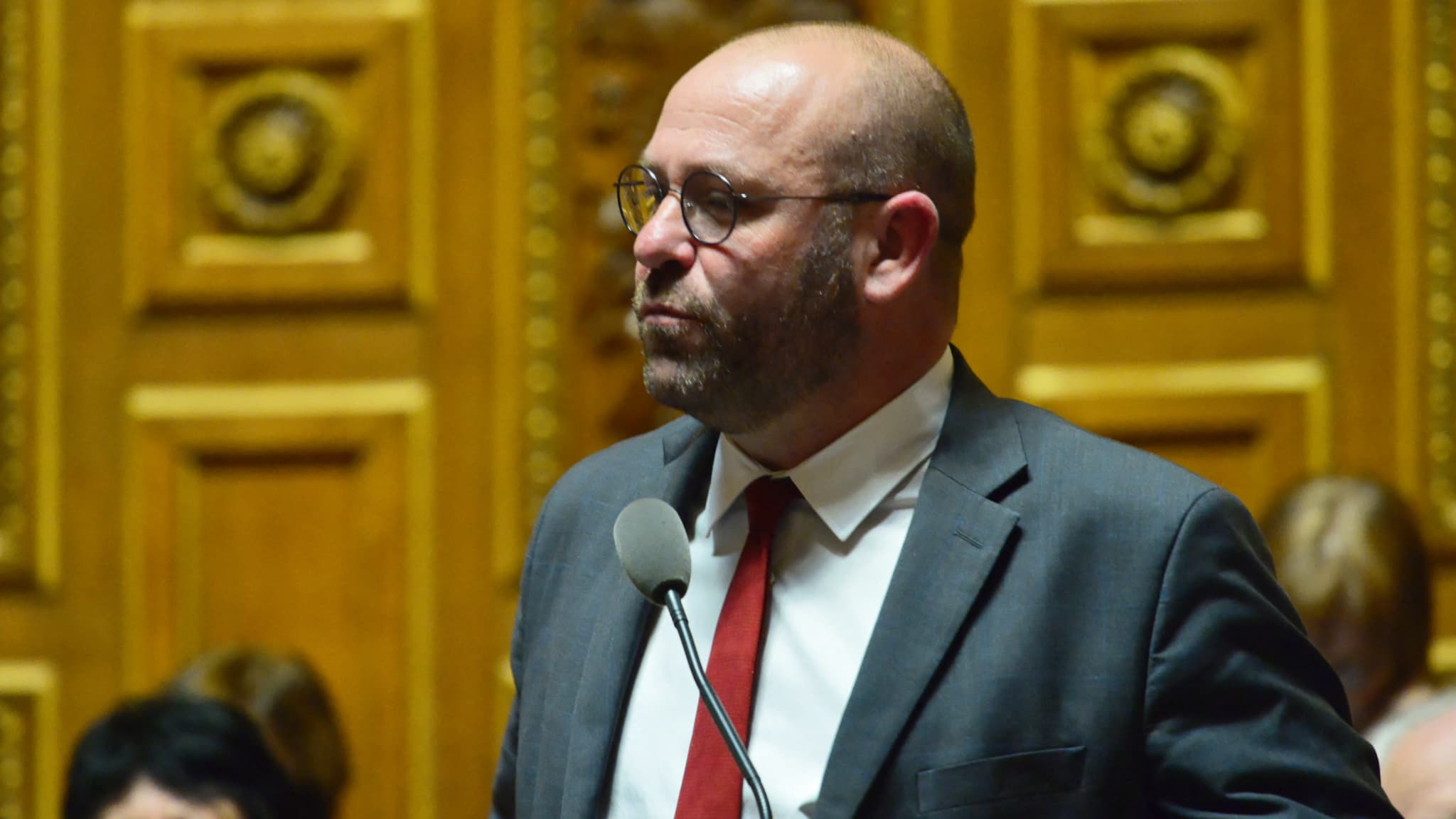RETROUVÉ IVRE ET BLESSÉ EN BAS DE CHEZ LUI, UN SÉNATEUR LR PLACÉ EN CELLULE DE DÉGRISEMENT APRÈS AVOIR RÉSISTÉ AUX SECOURS