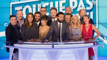 Cyril Hanouna et ses chroniqueurs sur le plateau de "Touche pas à mon poste!"