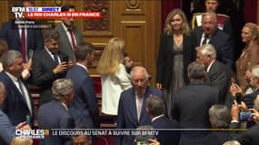 Le roi Charles III rentre dans l'hémicycle du Sénat sous les applaudissements des députés et des sénateurs