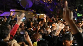 A Johannesburg, les habitants rendent hommage à "Madiba" par des chants et des danses.