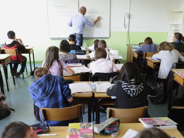 Un professeur du collège d'enseignement privé de Tinténiac, 25 km au nord de Rennes, dispense son cours à des élèves le 23 septembre 2011