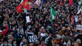 Des dizaines de milliers de personnes ont défilé contre l'austérité dans les rues de Madrid, samedi 22 mars.