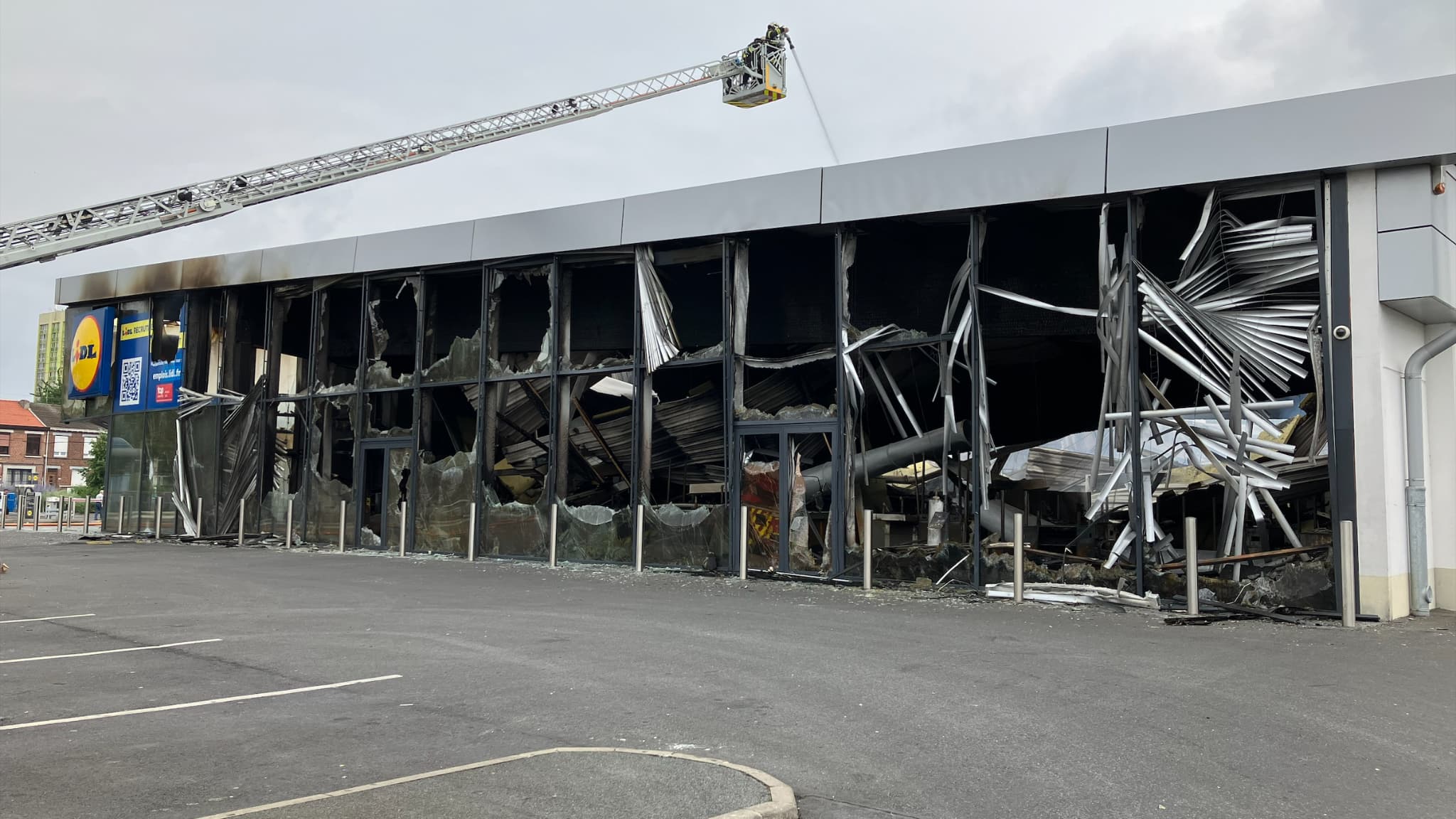 Un magasin Lidl incendié et dégradé le 29 juin 2023 à Wattrelos (Nord) à la suite de la mort de Nahel tué par un tir de policier Un magasin Lidl incendié et dégradé le 29 juin 2023 à Wattrelos (Nord) à la suite de la mort de Nahel tué par un tir de policier