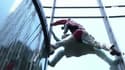 Le "spiderman français" Alain Robert escalade une tour de 150 mètres à Francfort