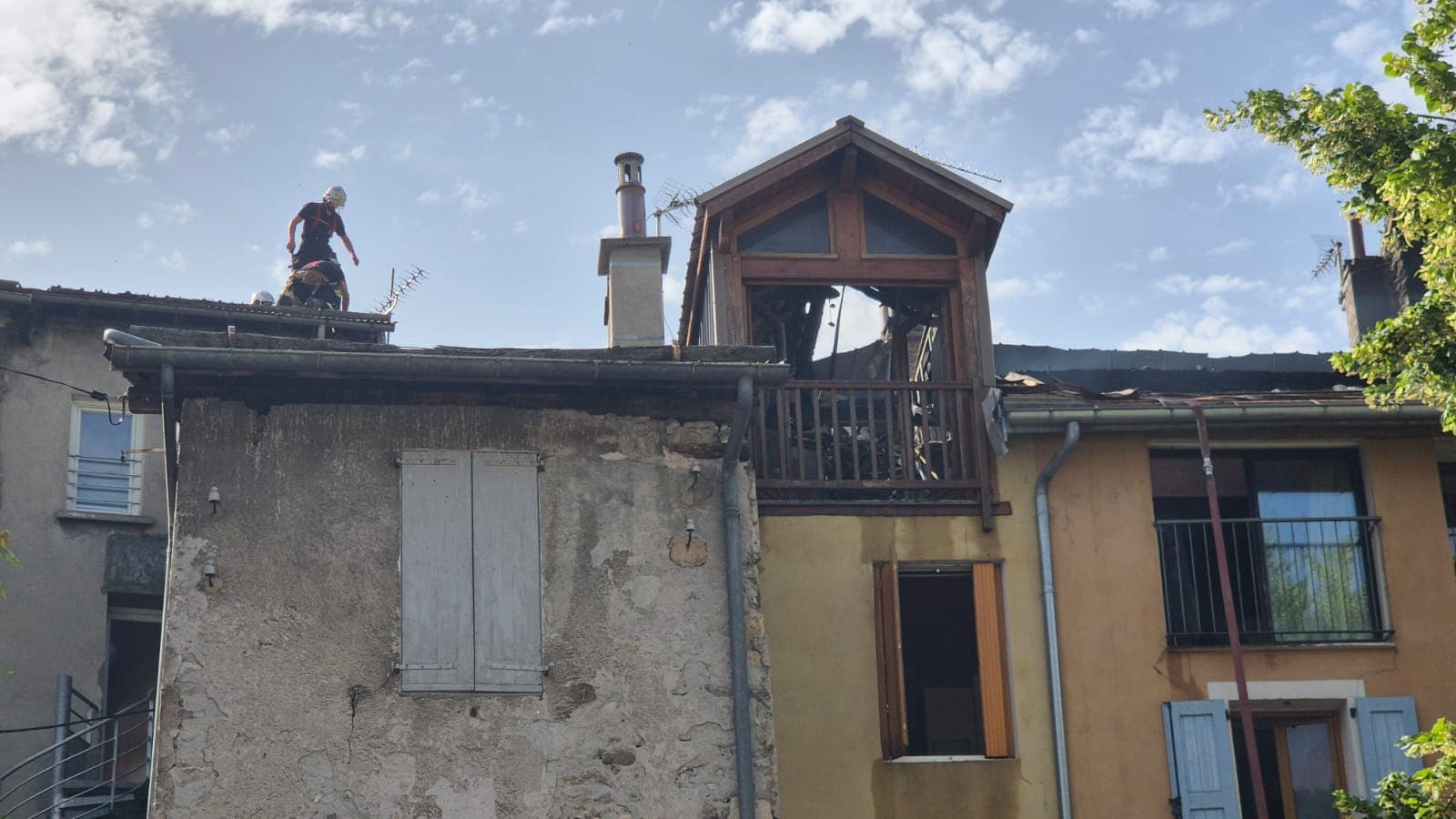 Le bâtiment touché par un incendie, dans la nuit de jeudi à vendredi 13 juin, à Embrun. Le bâtiment touché par un incendie, dans la nuit de jeudi à vendredi 13 juin, à Embrun.