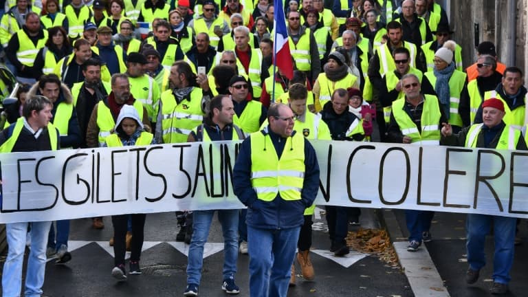 Des "gilets jaunes" manifestent contre les prix élevés du carburant, le 24 novembre 2023 à Rochefort, en Charente-Maritime