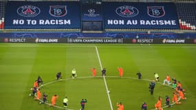 Les joueurs du PSG et du Basaksehir avant de reprendre la rencontre reportée la veille 
