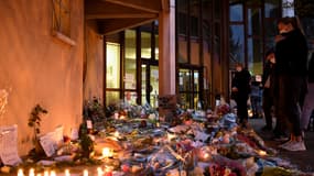 hommages à Samuel Paty devant le collège de Conflans-Sainte-Honorine. 