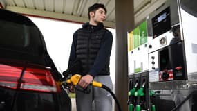 Un automobiliste faisant le plein de gazole de son véhicule
