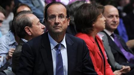 Candidat à la primaire socialiste en vue de l'élection présidentielle de 2012, François Hollande a dit vouloir "convaincre Mme Dugenou", nouvelle image de la présidence "normale" qu'il entend proposer en opposition, dit-il, à celle de Nicolas Sarkozy. /Ph