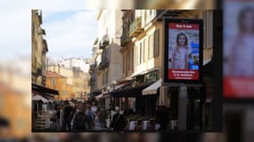 Le maire de Nice Christian Estrosi a annoncé ce mercredi 25 octobre que la campagne #BringThemHome ("Ramenons-les à la maison" en français, ndlr) va être diffusée dans les rues de sa ville.