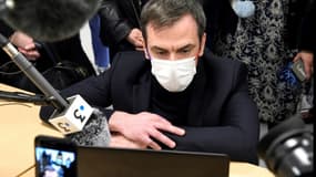 Le ministre français de la Santé Olivier Véran, lors d'une visioconférence à Metz le 12 février 2021 