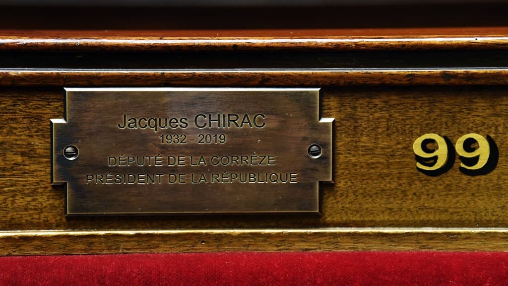  Une  plaque  en l honneur de Jacques Chirac d voil e  l 