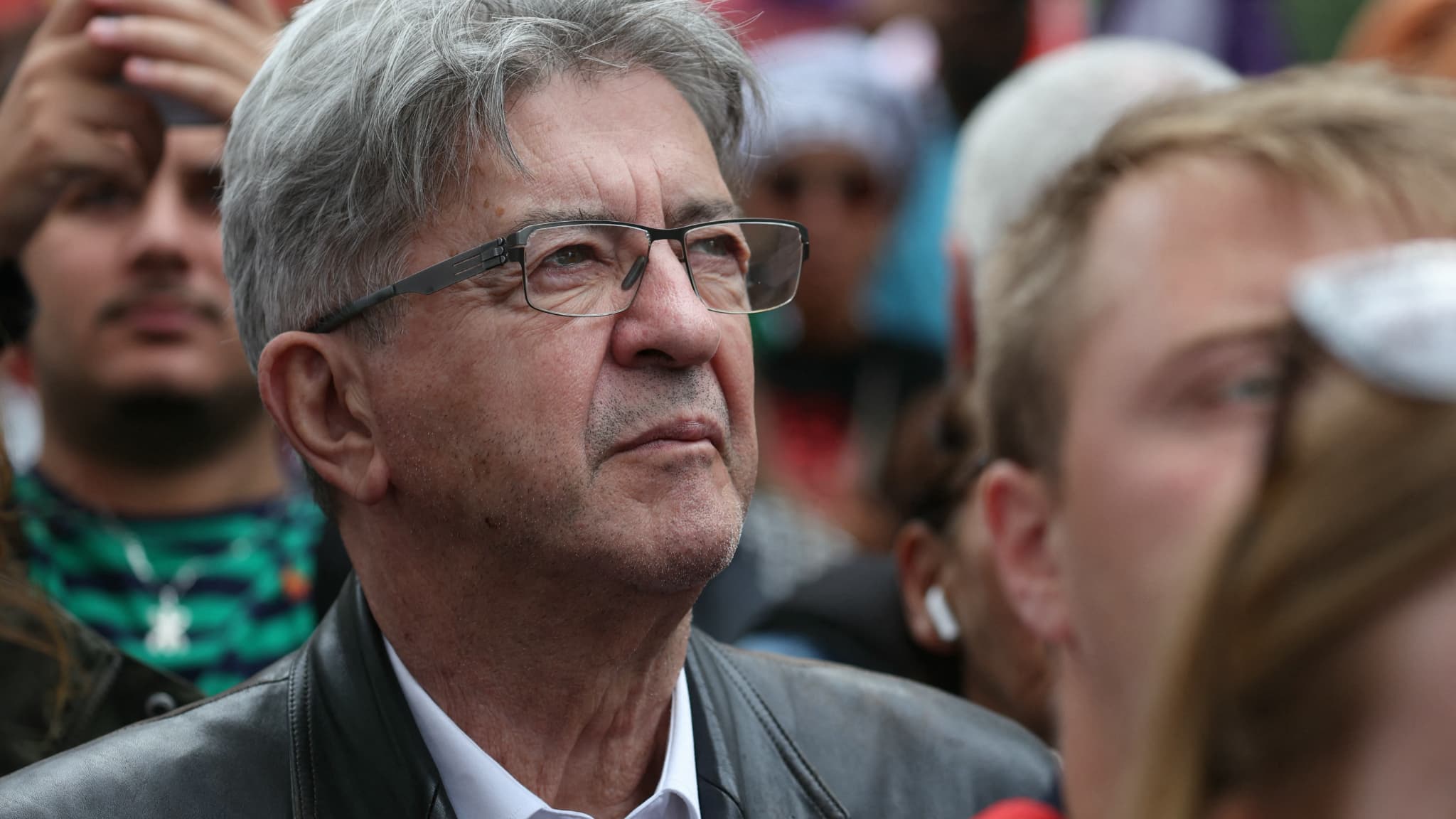 Mélenchon critiqué par Hollande et Glucksmann après son appel 