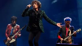 De gauche à droite, Ronnie Wood, Mick Jagger et Keith Richards. Les Rolling Stones se sont produits samedi soir pour la toute première fois à Glastonbury, le festival de rock le plus célèbre au monde, devant plus de 100.000 fans. /Photo prise le 29 juin 2