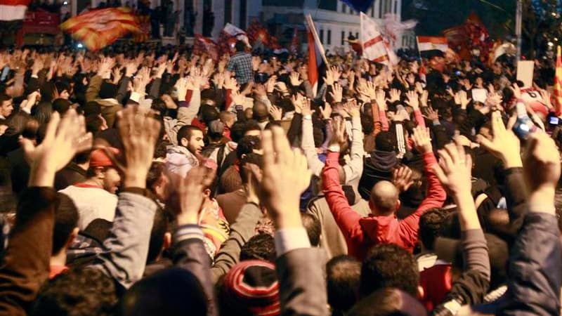 Indignés par le drame dans un stade de football de Port-Saïd, plusieurs milliers de manifestants égyptiens bloquaient dans la nuit de jeudi à vendredi les abords du ministère de l'Intérieur, au Caire. /Photo prise le 2 février 2012/REUTERS/Asmaa Waguih
