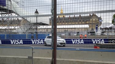 C'est dans une Zoé (ici, en train de drifter) que nous avons bouclé un tour de piste autour des Invalides.