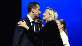 Marine Le Pen et Jordan Bardella à la fin d'une réunion à Nice, dans le sud de la France, le 6 octobre 2024.