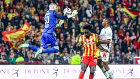 Le gardien lillois Lucas Chevalier sort face au Lensois M'Bala Nzola
