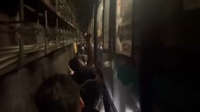 Les usagers de la ligne 4 mercredi 14 juin, évacués du métro parisien.