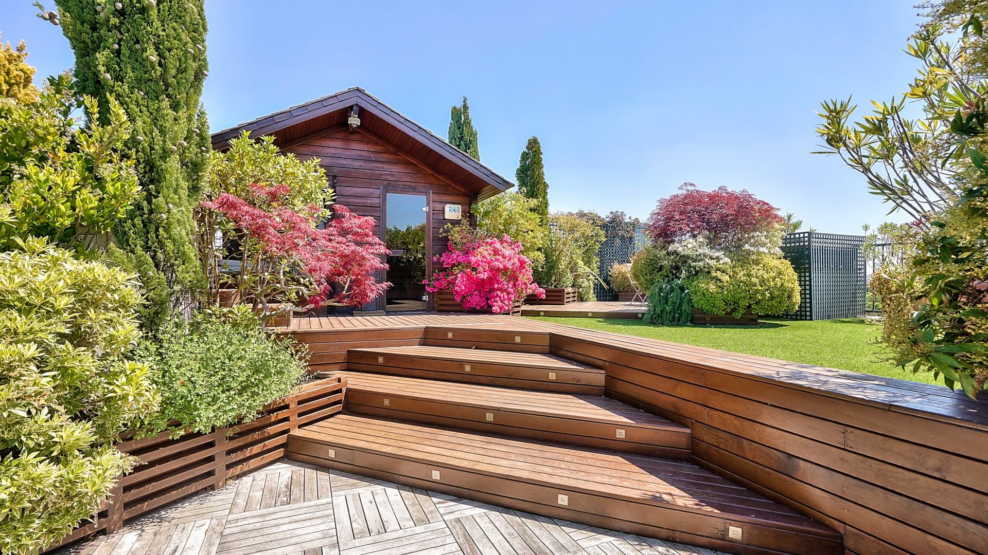 Le bien vendu par Vendmy dispose d'un véritable jardin sur le toit, avec un total de 450 m² de terrasses, une dimension rare sur le marché. Le bien vendu par Vendmy dispose d'un véritable jardin sur le toit, avec un total de 450 m² de terrasses, une dimension rare sur le marché.