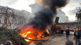 La façade de la préfecture du Lot-et-Garonne a été arrosée de lisier, un feu de pneus et de déchets a également été allumé