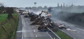 Manifestation d'agriculteurs: nettoyage des 4 voies de la RN165 à Arzal - Témoins BFMTV