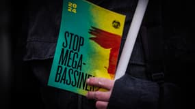 Un tract sur lequel on peut lire "Stop méga-bassines" alors que des manifestants se rassemblent devant le tribunal correctionnel de Niort, le 28 novembre 2023. (photo d'illustration)