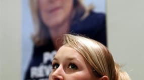 Marion Maréchal-Le Pen, candidate du Front national aux élections législatives, a reçu dimanche le soutien de son grand-père, Jean-Marie Le Pen, qui s'est rendu dans le Vaucluse. /Photo prise le 11 mai 2012/REUTERS/Jean-Paul Pélissier