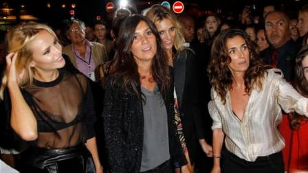 Emmanuelle Alt, nouvelle rédactrice en chef de Vogue Paris (au centre), lors de la Vogue Fashion Night Out dans les boutiques chic du VIIIe arrondissement de Paris. La troisième édition de cette soirée destinée à fêter la couture et le luxe a électrisé si