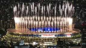Un feu d'artifice illumine le ciel de Tokyo, lors de la cérémonie de clôture des Jeux Olympiques de Tokyo 2020, le 8 août 2021
