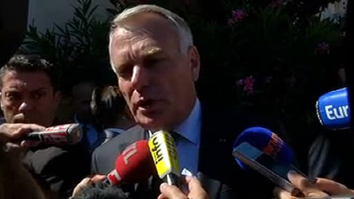 Jean-Marc Ayrault, mardi, devant le service des urgences de l'hôpital de la Conception, à Marseille.