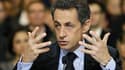 Nicolas Sarkozy a chuté de 6 points pour atteindre 32% en mars, soit son plus bas niveau pour cet institut depuis son accession à l'Elysée, selon un sondage LH2 pour le NouvelObs.com diffusé lundi. /Photo prise le 22 février 2011/REUTERS/Régis Duvignau