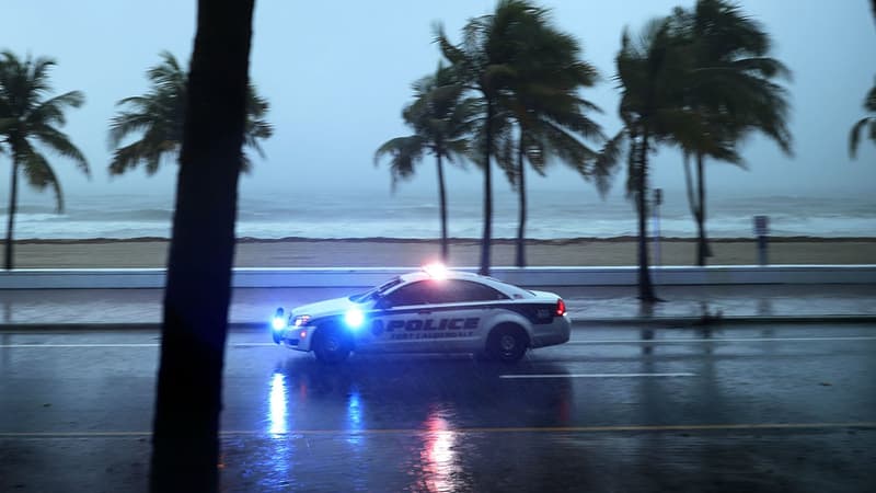 Une patrouille de police à Fort Lauderdale en Floride avant l'arrivée de l'ouragan Irma le 9 septembre 2017