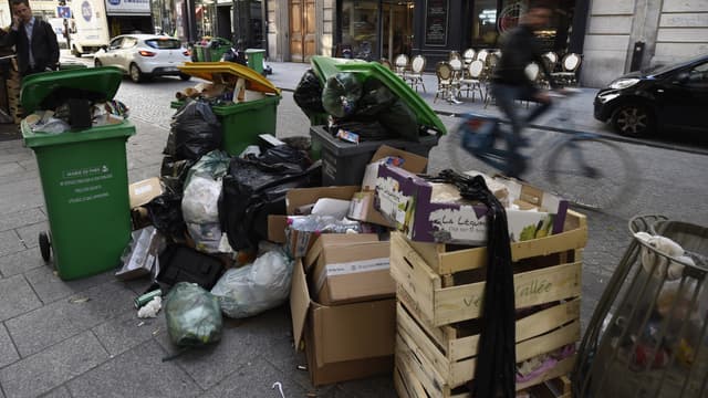 La grève des  poubelles commence à avoir des conséquences visibles dans les rues de Paris (illustration)